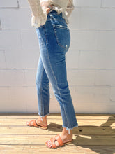Load image into Gallery viewer, Mid Rise Crop Slim Raw Hem
